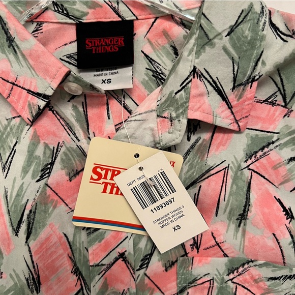 Stranger Things Hopper Woven Button Down Button Down 80’s Shirt Men’s XS NWT - Picture 3 of 5